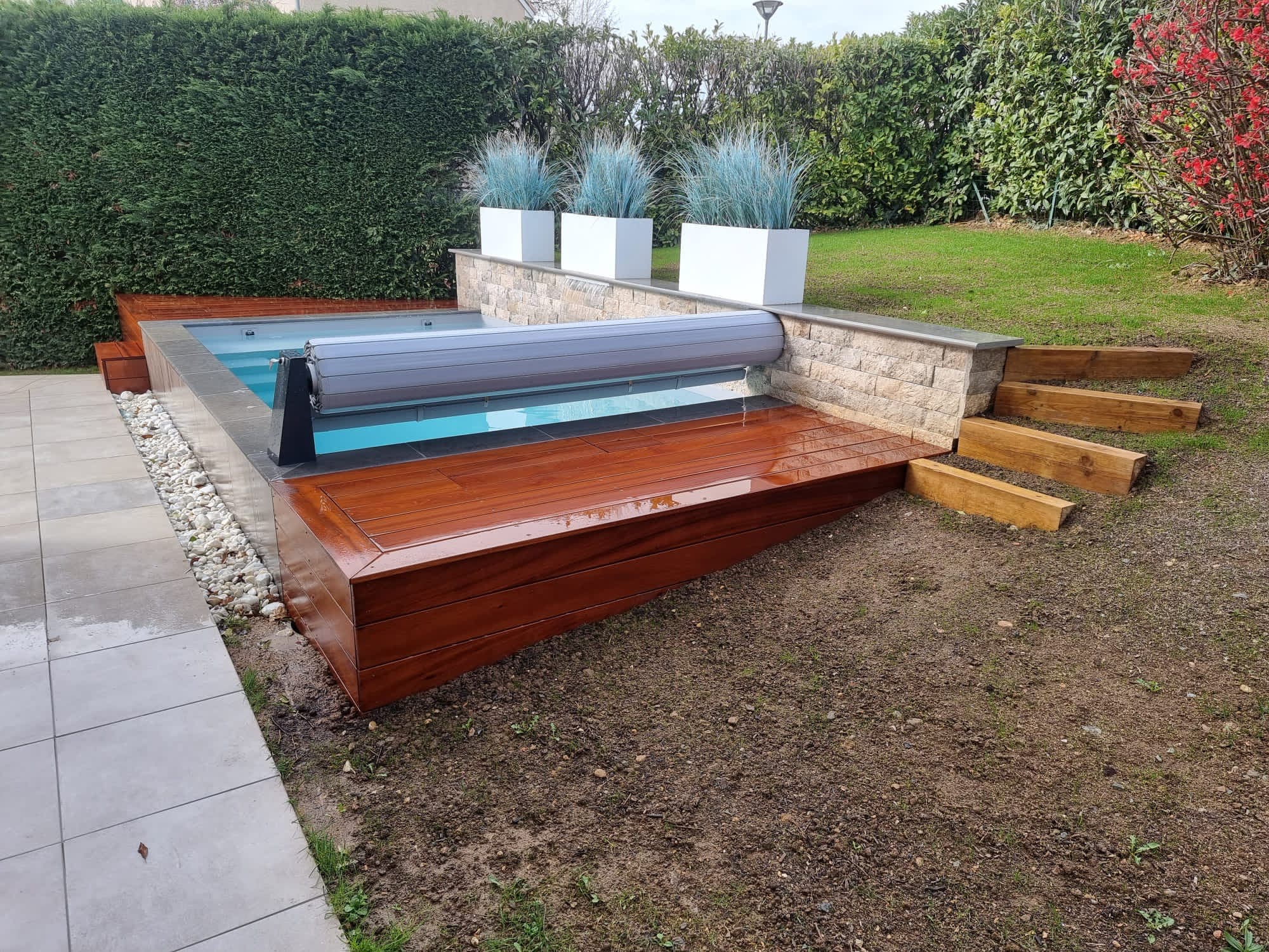 Piscine élégante en extérieur
